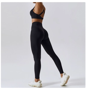 Dettaglio dei leggings da yoga neri senza cuciture a vita alta con effetto push-up