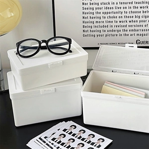 Minimalistische weiße Schreibtisch-Organizer-Box für Karten und Schreibwaren in Ästhetik