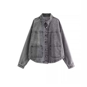 Giacca di jeans grigia oversize da donna con lavaggio acido e ampie tasche frontali