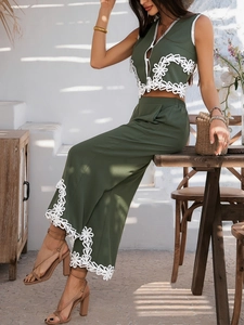 Ensemble d'été vert foncé avec détails ajourés en dentelle blanche et pantalon large