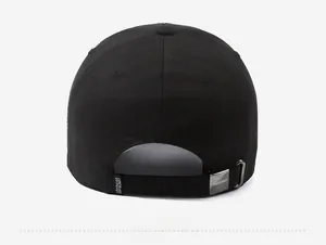 Dettaglio posteriore del cappello da baseball nero con fibbia in metallo e etichetta