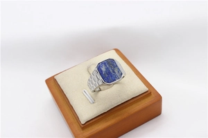 Λεπτομέρεια από μπλε λίθο lapis lazuli σε ασημένιο δαχτυλίδι με υφή τούβλου