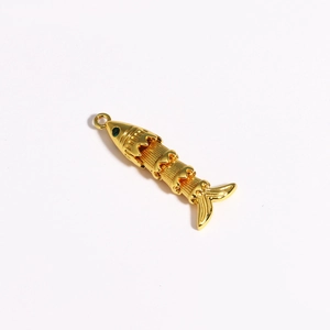 Vue détaillée d'un pendentif carpe koi articulé doré pour création de bijoux DIY