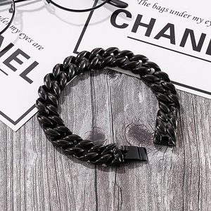 Detail of a bold black curb chain bracelet for men with 18k plated finish and secure clasp