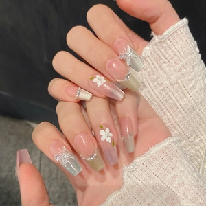 Unghie finte a trapezio lunghe con farfalle 3D, perle ed effetto cat eye champagne