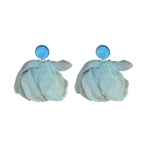 Elegant blue mesh flower earrings with glitter studs for a fresh seaside vacation look