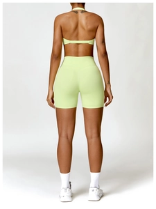 Détail de l'ensemble short de sport taille haute et brassière dos nu en couleur vert citron