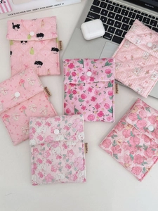 Gesteppte Damenhygiene-Taschen mit Bärenmuster in sechs floralen Designs auf dem Tisch