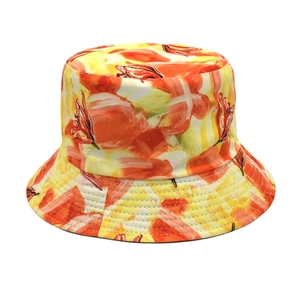 Détail du motif floral abstrait sur un chapeau bob en coton aux couleurs vives et variées
