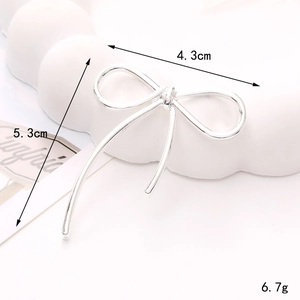 Detailed size view of silver zinc alloy bow accessory measuring 4.3cm by 5.3cm and 6.7g