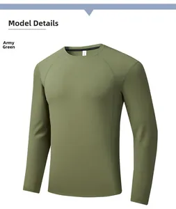 Détail d'un t-shirt col rond vert armée avec manches raglan et texture en maille fine