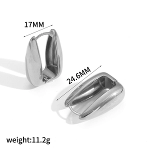 Détail des boucles d'oreilles épaisses en U argentées avec dimensions 17 mm x 24,6 mm