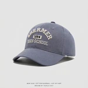 Dettaglio del ricamo 3D High School 1984 sul cappellino da baseball blu per bambini