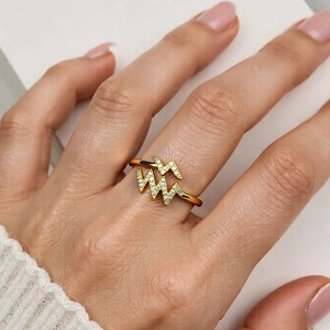 Elegant gold maple leaf wave ring set with sparkling zircons for a luxury vintage style