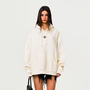 Klassischer cremefarbener Oversize-Baumwoll-Hoodie mit schwarzer Kreuzbestickung