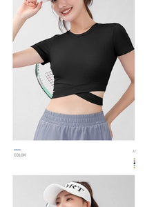 Detalle de camiseta corta de yoga negra con cintura cruzada y tejido técnico de secado rápido