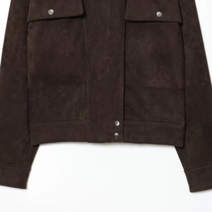 Blouson aviateur en daim marron foncé avec boutons argentés et poches symétriques