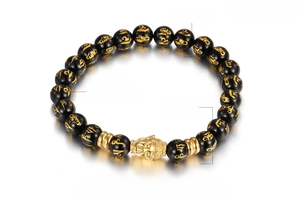 Détail de perles d'agate noire 8mm/9mm avec symboles dorés du mantra à six mots