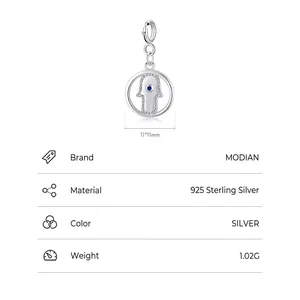 Pendentif Main de Hamsa en argent sterling S925 avec zircon bleu sur fond blanc