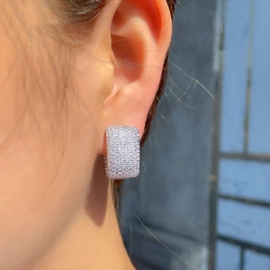 Funkelnde Creolen aus Sterlingsilber mit Zirkonia-Besatz getragen von einem Modell
