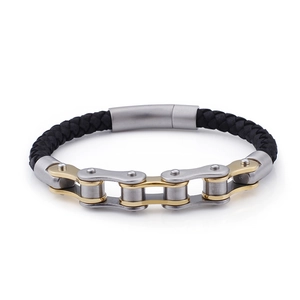 Herren Lederarmband mit silberner und goldener Fahrradkette auf weißem Hintergrund