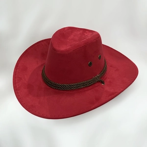 Détail d'un chapeau de cowboy rouge avec ruban tressé et œillets métalliques