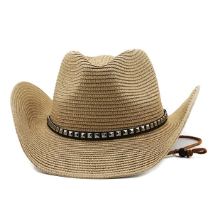 Dettaglio cappello cowboy con fascia in pelle borchiata e cordino sottogola regolabile in legno