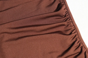 Vue macro détaillée du tissu en maille marron foncé avec texture froncée élégante