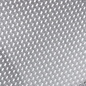 Vue macro du tissu en maille grise respirante avec micro-pores sur une casquette de sport