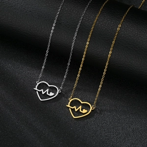 Pendenti cuore con battito cardiaco in oro e argento su catene in acciaio inox su pelle nera