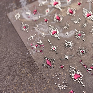 Stickers ongles luxe 3D avec étoiles argentées et gemmes de cœur rouge foncé