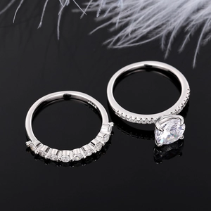 Vue macro de la bague de fiançailles S925 en argent à six griffes et de son anneau