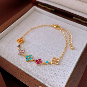 Dettaglio macro del bracciale quadrifoglio placcato oro 18K con zirconi in scatola