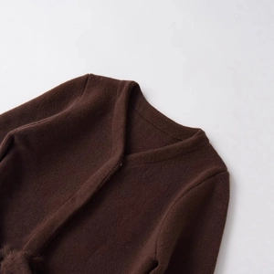 Dunkelbraune Strickjacke mit V-Ausschnitt, Kunstpelz-Effekt und weicher Textur
