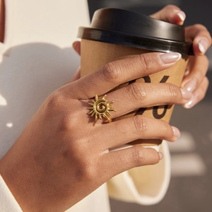Bague soleil bohème en acier inoxydable plaqué or 18 carats avec motif en spirale sur mannequin