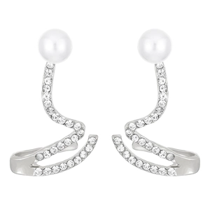 Détail de boucles d'oreilles en argent en S avec perles blanches et zircons scintillants