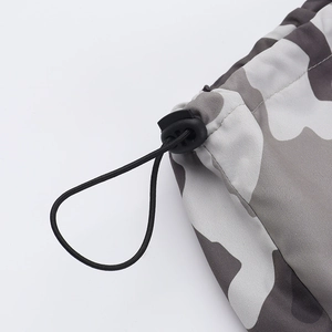 Dettaglio dei pantaloni cargo mimetici con chiusura a coulisse nera e cordino elastico