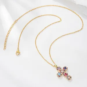 Collier croix pour femme doré orné de zircons colorés éclatants sertis avec précision
