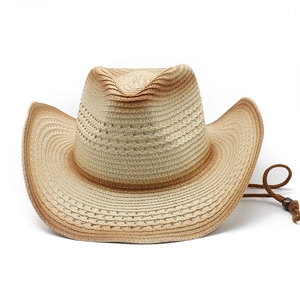 Dettaglio del cappello da cowboy in paglia intrecciata con bordi sfumati e cordino regolabile