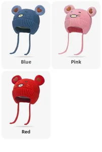 Détail de bonnets en tricot avec cache-oreilles, visages d'animaux et oreilles