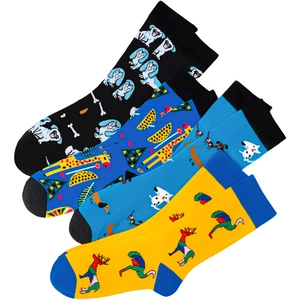 Détail de quatre chaussettes en coton colorées aux motifs de chien, girafe, oiseau et renne
