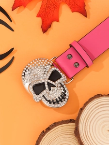 Détail d'une ceinture punk rose avec boucle crâne argentée incrustée de strass blancs
