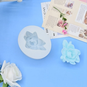 Dettaglio dello stampo in silicone a forma di peonia 3D con sapone artigianale blu