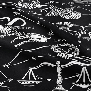 Détail macro d'une tapisserie zodiaque montrant les motifs Capricorne et Lion