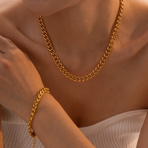 Ensemble élégant de collier et bracelet à maille gourmette dorée pour femme style luxe
