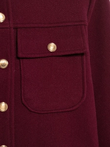 Détail de la veste en laine bordeaux avec texture et boutons en métal doré élégant