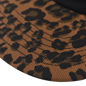 Detalle macro del ala de algodón con estampado de leopardo y costuras reforzadas