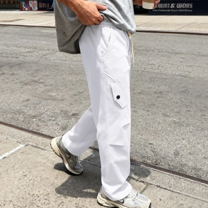 Pantaloni jogger bianchi da uomo dal taglio ampio con tasche laterali stile cargo