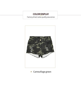 Detailansicht der High-Waist Camouflage Denim Shorts mit Distressed-Rissen Mustern