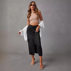 Gonna lunga di jeans nera con spacco da donna e top senza maniche in maglia beige